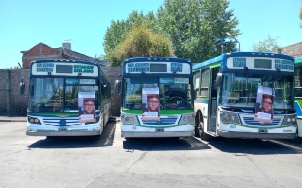 Familiares, amigos y colegas de Franco reclamaron en la terminal de la empresa Expreso Villanueva, en Ezpeleta.